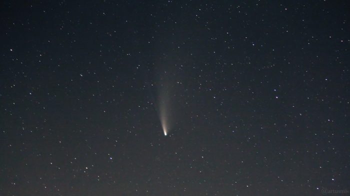 Komet C/2020 F3 (NEOWISE) am 21. Juli 2020 um 23:51 Uhr am Nordwesthimmel von Eisingen