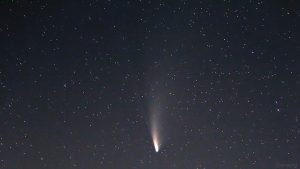 Komet C/2020 F3 (NEOWISE) am 21. Juli 2020 um 23:51 Uhr am Nordwesthimmel von Eisingen