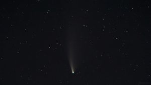 Komet C/2020 F3 ((NEOWISE) am 21. Juli 2020 um 23:53 Uhr am Nordwesthimmel von Eisingen