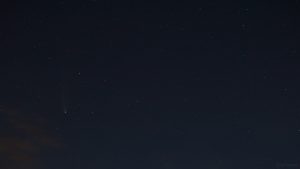 Komet C/2020 F3 (NEOWISE) am 24. Juli 2020 um 22:58 Uhr am Nordwesthimmel von Eisingen