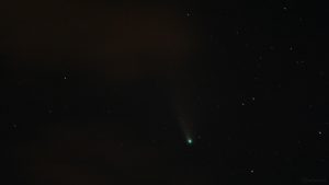 Komet C/2020 F3 (NEOWISE) am 24. Juli 2020 um 23:17 Uhr am Nordwesthimmel von Eisingen