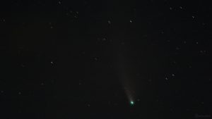 Komet C/2020 F3 (NEOWISE) am 24. Juli 2020 um 23:18 Uhr am Nordwesthimmel von Eisingen