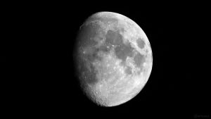 Zunehmender Mond mit Goldenem Henkel am 30. Juli 2020 um 21:55 Uhr