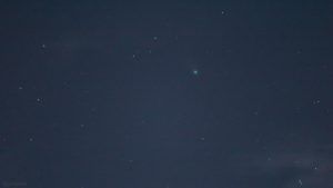 Komet C/2020 F3 (NEOWISE) am 1. August 2020 um 22:34 Uhr am Westhimmel von Eisingen im Sternbild Haar der Berenike