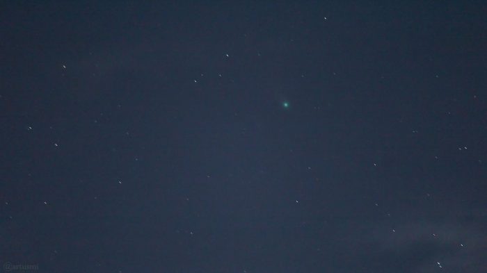 Komet C/2020 F3 (NEOWISE) am 1. August 2020 um 22:34 Uhr am Westhimmel von Eisingen im Sternbild Haar der Berenike