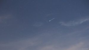 Komet C/2020 F3 (NEOWISE) am 1. August 2020 um 22:35 Uhr am Westhimmel von Eisingen im Sternbild Haar der Berenike