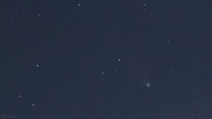 Komet C/2020 F3 (NEOWISE) am 1. August 2020 um 22:37 Uhr am Westhimmel von Eisingen im Sternbild Haar der Berenike