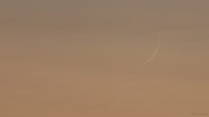 Schmale Mondsichel erstmals nach Neumond sichtbar am 18. September 2020 um 19:49 Uhr am Westhimmel von Eisingen