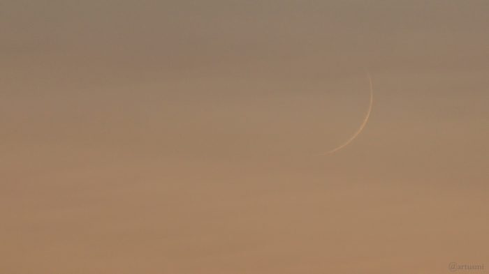 Schmale Mondsichel erstmals nach Neumond sichtbar am 18. September 2020 um 19:49 Uhr am Westhimmel von Eisingen