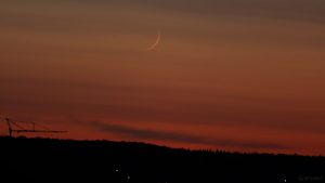Schmale Mondsichel erstmals nach Neumond sichtbar am 18. September 2020 um 20:03 Uhr am Westhimmel von Eisingen