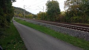 Radweg und Bahnstrecke Würzburg - Treuchtlingen Richtung Würzburg