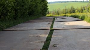 Metallplatten als Zufahrt zu den Seiltrommeln an den Freileitungsmasten zwischen Eisingen und Kist