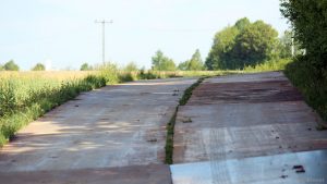 Metallplatten als Zufahrt zu den Seiltrommeln an den Freileitungsmasten zwischen Eisingen und Kist