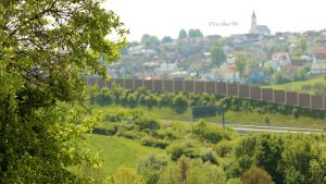 Blick von Eisingen über die BAB A3 nach Kist zum höchsten Punkt im Landkreis Würzburg