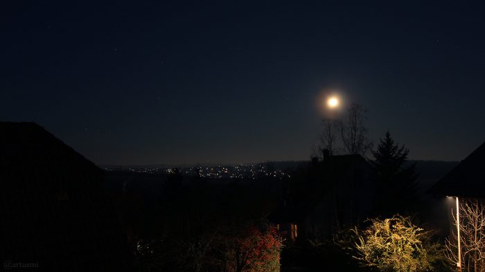 Der Mond am 30. November 2020 um 06:47 Uhr über Waldbrunn