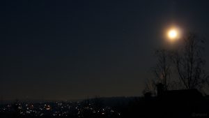 Der Mond am 30. November 2020 um 06:49 Uhr über Waldbrunn