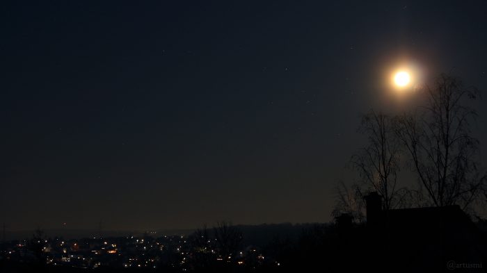 Der Mond am 30. November 2020 um 06:49 Uhr über Waldbrunn