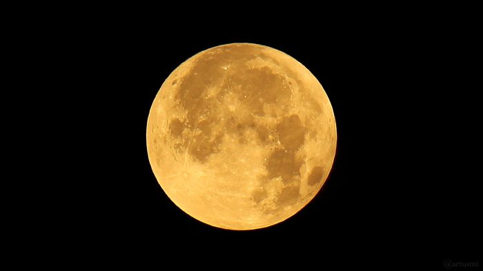 Der Mond am 30. November 2020, dreieinhalb Stunden vor Vollmond