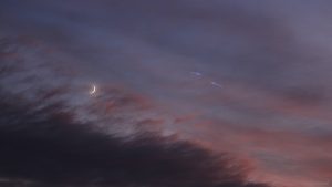 Mond, Saturn und Jupiter am 17. Dezember 2020 hinter Wolken