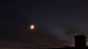 Zunehmender Mond, Saturn und Jupiter am 17. Dezember 2020 am Südwesthimmel von Eisingen