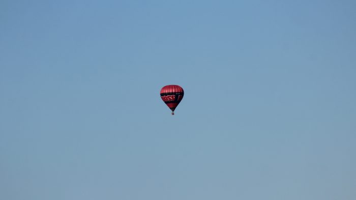 Heißluftballon am 30. März 2021 am Westhimmel von Eisingen
