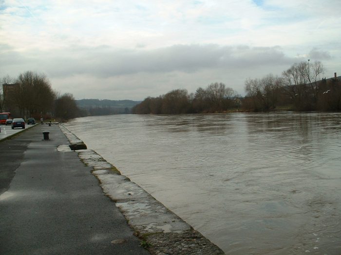 Main mit Hochwasser am 5. Dezember 2002 in Ochsenfurt