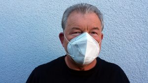 Artur Schmitt mit FFP2-Maske