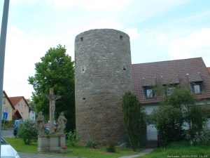 Kreuztorturm am Ochsenfurter Tor mit Kreuzigungsgruppe am ehemaligen zweiten Friedhof in Goßmannsdorf am Main