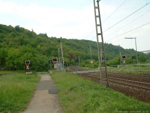 Ehemaliger Bahnübergang mit Halbschranken in Goßmannsdorf Richtung Winterhausen
