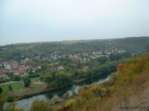 Blick vom Panoramaweg auf Goßmannsdorf am Main
