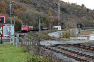 Güterzug am ehemaligen beschrankten Bahnübergang in Goßmannsdorf am Main