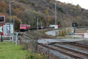 Güterzug am ehemaligen beschrankten Bahnübergang in Goßmannsdorf am Main
