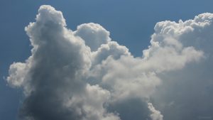 Cumuluswolken im Süden unterhalb der Sonne
