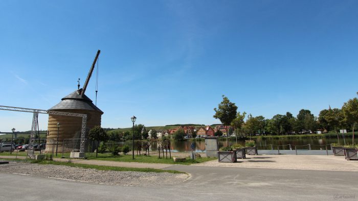 Mainkran in Marktbreit mit Blick nach Segnitz