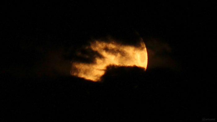 Untergehender, zunehmender Mond am 21. Juni 2021 nach dem Gewitter