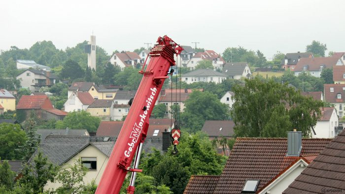 Schwerlastkran am 24. Juni 2021 in Eisingen im Einsatz