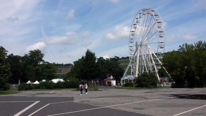 Riesenrad am Kiliani-Sommergarten auf den Mainwiesen in Würzburg