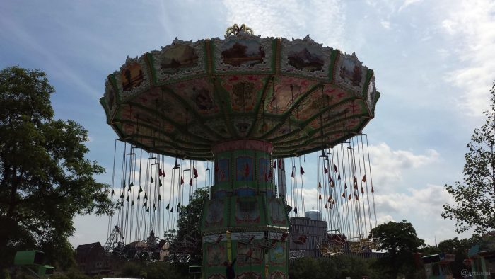 Karusell auf dem Kiliani-Sommergarten am 10. Juli 2021 auf den Mainwiesen in Würzburg