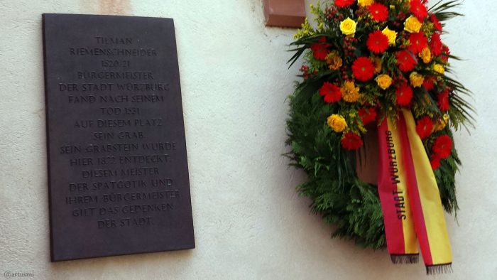Gedenktafel zur Grabstätte von Tilman Riemenschneider an der Nordseite des Kiliansdoms in Würzburg