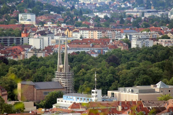 Blick vom Würzburger Schalksberg auf die Batman-Kirche St. Johannis und die ILS Würzburg
