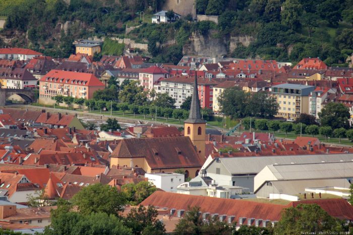 Blick vom Würzburger Schalksberg auf St. Gertraud in der Pleich
