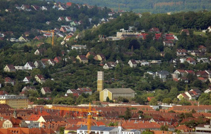 Blick vom Würzburger Schalksberg auf St. Elisabeth in der Zellerau