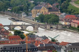 Blick vom Würzburger Stein auf den hochwasserführenden Main