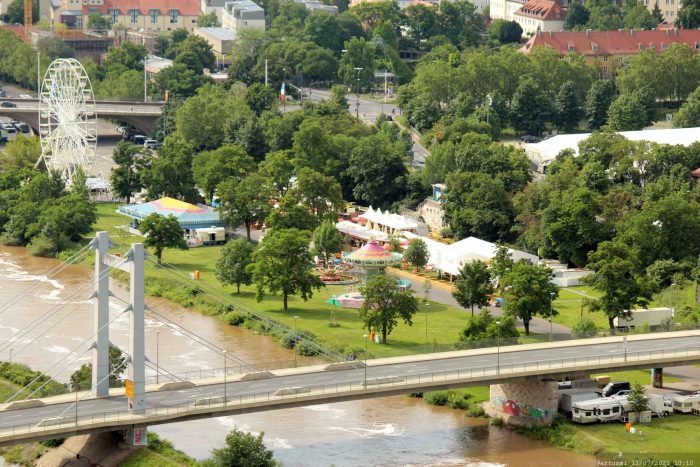 Blick vom Würzburger Stein auf den Kiliani-Sommergarten und die Brücke Deutscher Einheit