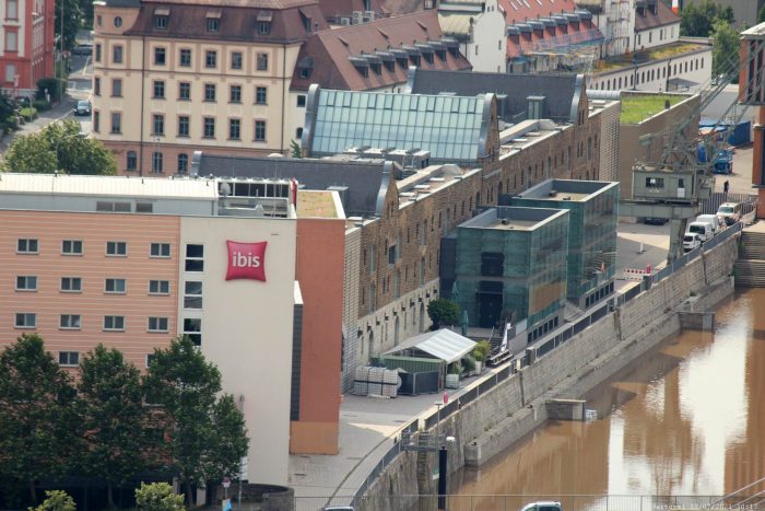 Blick vom Würzburger Stein auf das Hotel Ibis und den Kulturspeicher