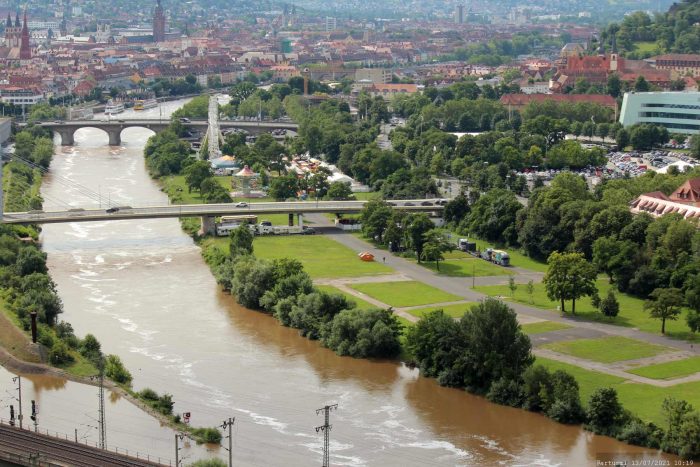 Blick vom Würzburger Stein auf die Stadt und den hochwasserführenden Main