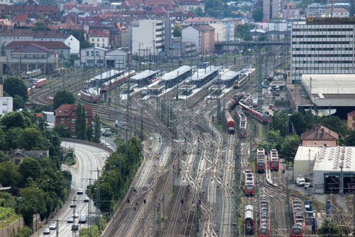 Blick vom Würzburger Stein auf die Gleisanlagen am Hauptbahnhof