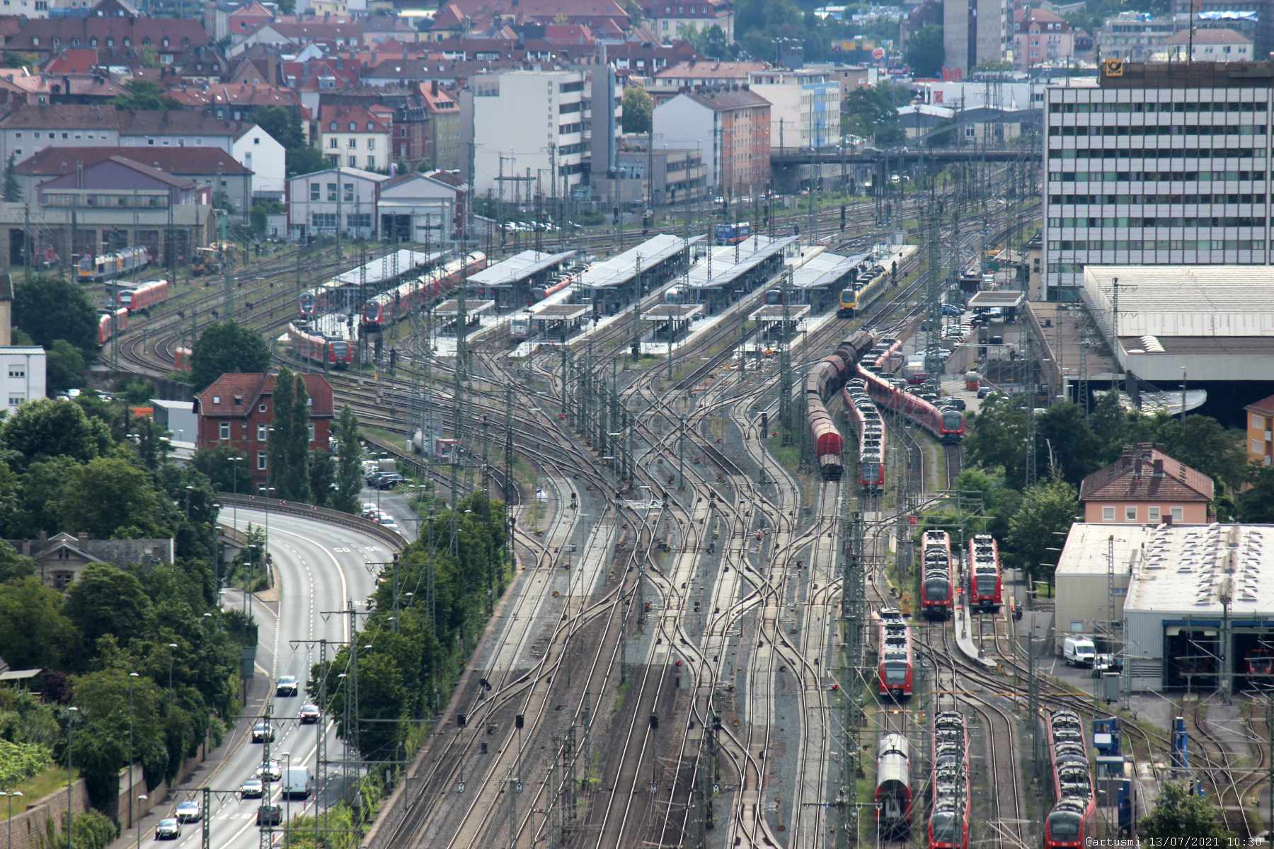 Blick vom Würzburger Stein auf die Gleisanlagen am Hauptbahnhof