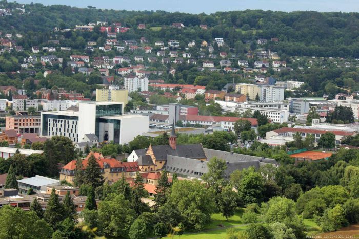 Blick vom Würzburger Stein auf die Feuerwehrschule und Kloster Himmelspforten