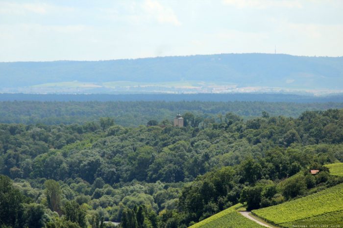 Turm des Schlosses Hallburg in Volkach mit Schwanberg im Hintergrund